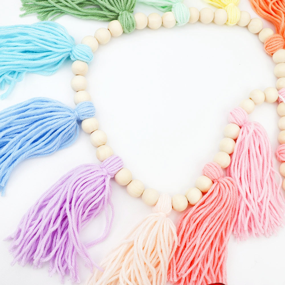 Ghirlanda decorativa con nappe di macramè e perline di legno, lunghezza 94 cm