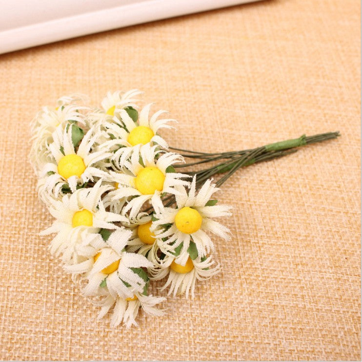 120pcs FIORE ARTIFICIALI PICCOLO MARGHERITA PER LA DECORAZIONE FAI DA TE