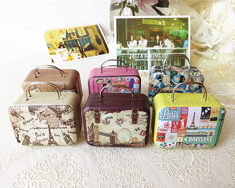 SCATOLA FORMA BAGAGLIO VALIGIA BORSA IN MATERIALE FERRO-PORTACONFETTI BOMBONIERE TEMA VIAGGIO MONDO