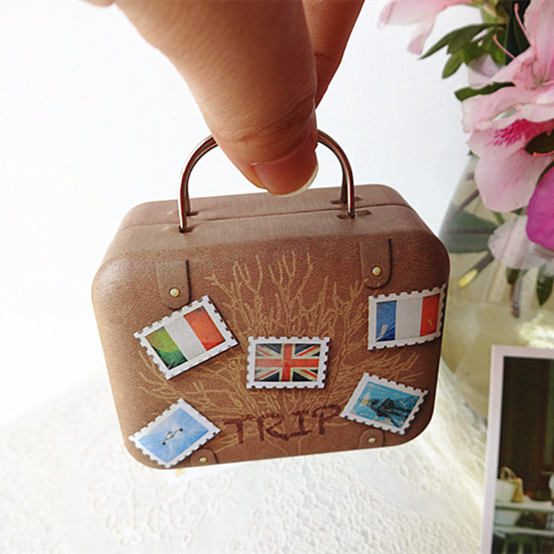 SCATOLA FORMA BAGAGLIO VALIGIA BORSA IN MATERIALE FERRO-PORTACONFETTI BOMBONIERE TEMA VIAGGIO MONDO