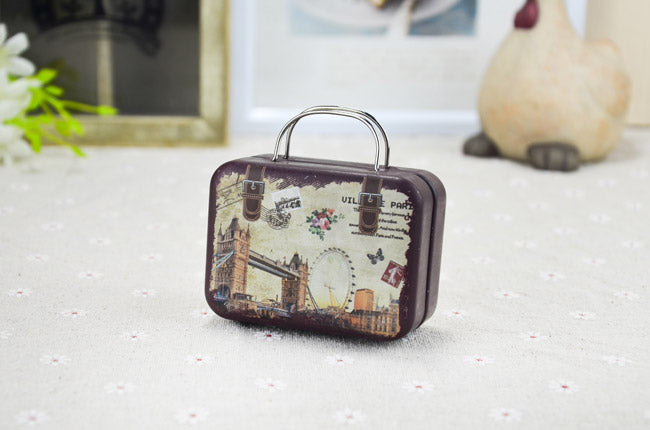 SCATOLA FORMA BAGAGLIO VALIGIA BORSA IN MATERIALE FERRO-PORTACONFETTI BOMBONIERE TEMA VIAGGIO MONDO