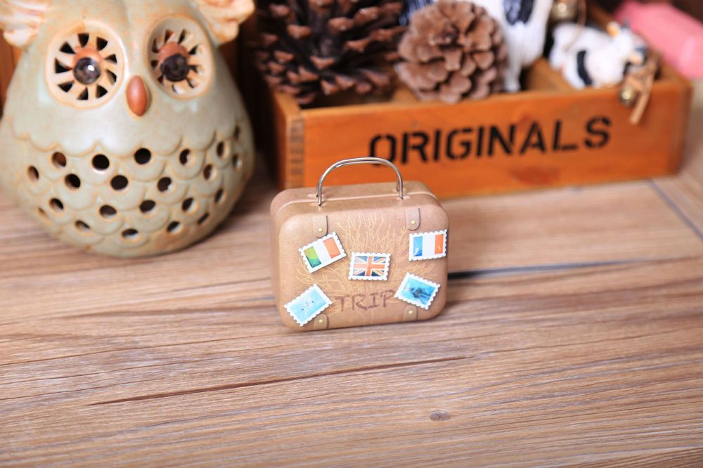 SCATOLA FORMA BAGAGLIO VALIGIA BORSA IN MATERIALE FERRO-PORTACONFETTI BOMBONIERE TEMA VIAGGIO MONDO