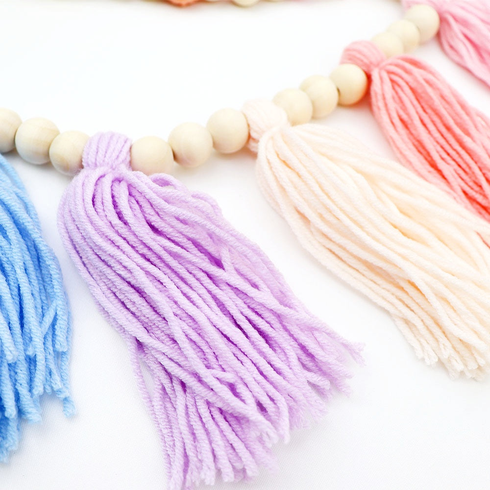 Ghirlanda decorativa con nappe di macramè e perline di legno, lunghezza 94 cm