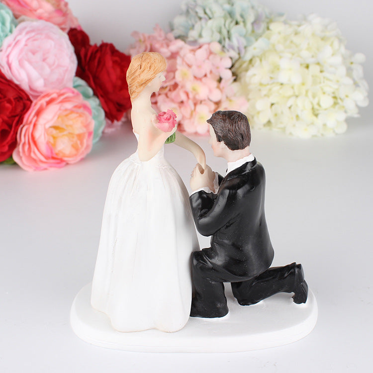 CAKE TOPPER STATUINE MATRIMONIO DECORAZIONE TORTA TORTE NUZIALI RESINA ELEGANTE SPOSO SI INGINOCCHIA DAVANTI LA SPOSA
