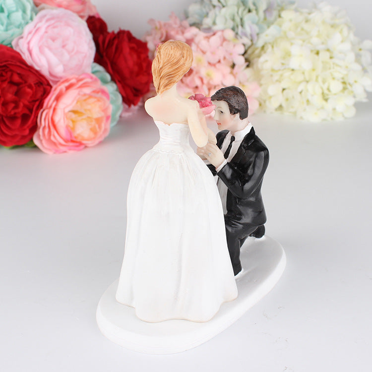CAKE TOPPER STATUINE MATRIMONIO DECORAZIONE TORTA TORTE NUZIALI RESINA ELEGANTE SPOSO SI INGINOCCHIA DAVANTI LA SPOSA