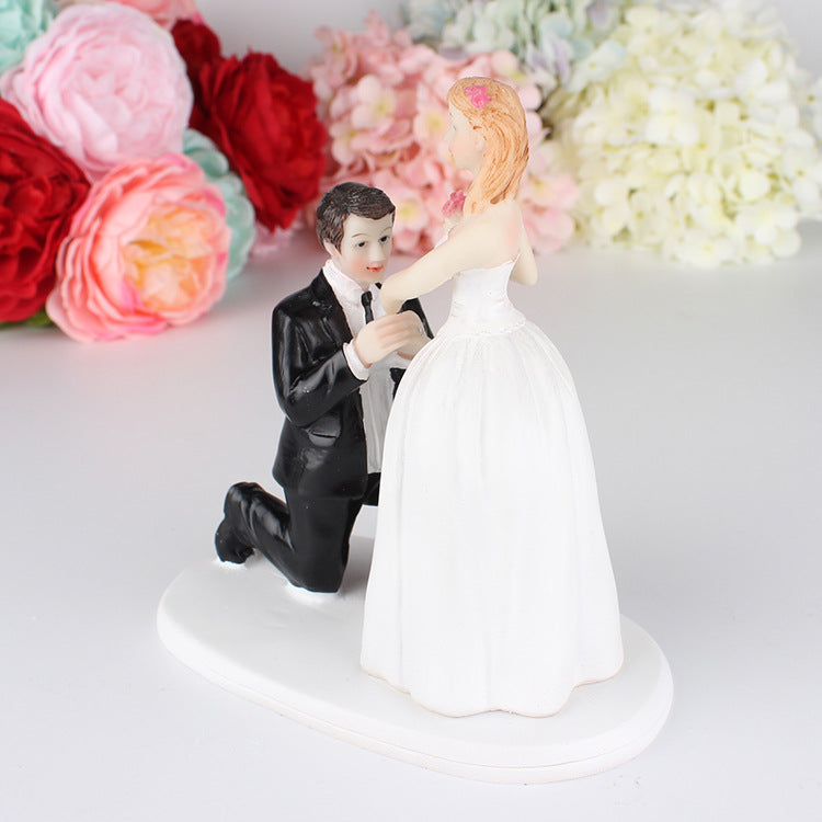 CAKE TOPPER STATUINE MATRIMONIO DECORAZIONE TORTA TORTE NUZIALI RESINA ELEGANTE SPOSO SI INGINOCCHIA DAVANTI LA SPOSA