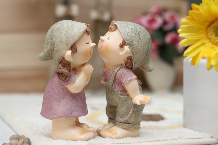 Coppia Romantica in Resina – Statuine Ragazzo e Ragazza che si Baciano, Decorazione per Casa, Matrimonio o Torta, Idea Regalo per San Valentino e Anniversario