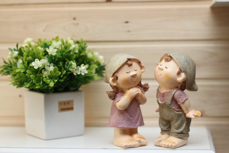Coppia Romantica in Resina – Statuine Ragazzo e Ragazza che si Baciano, Decorazione per Casa, Matrimonio o Torta, Idea Regalo per San Valentino e Anniversario