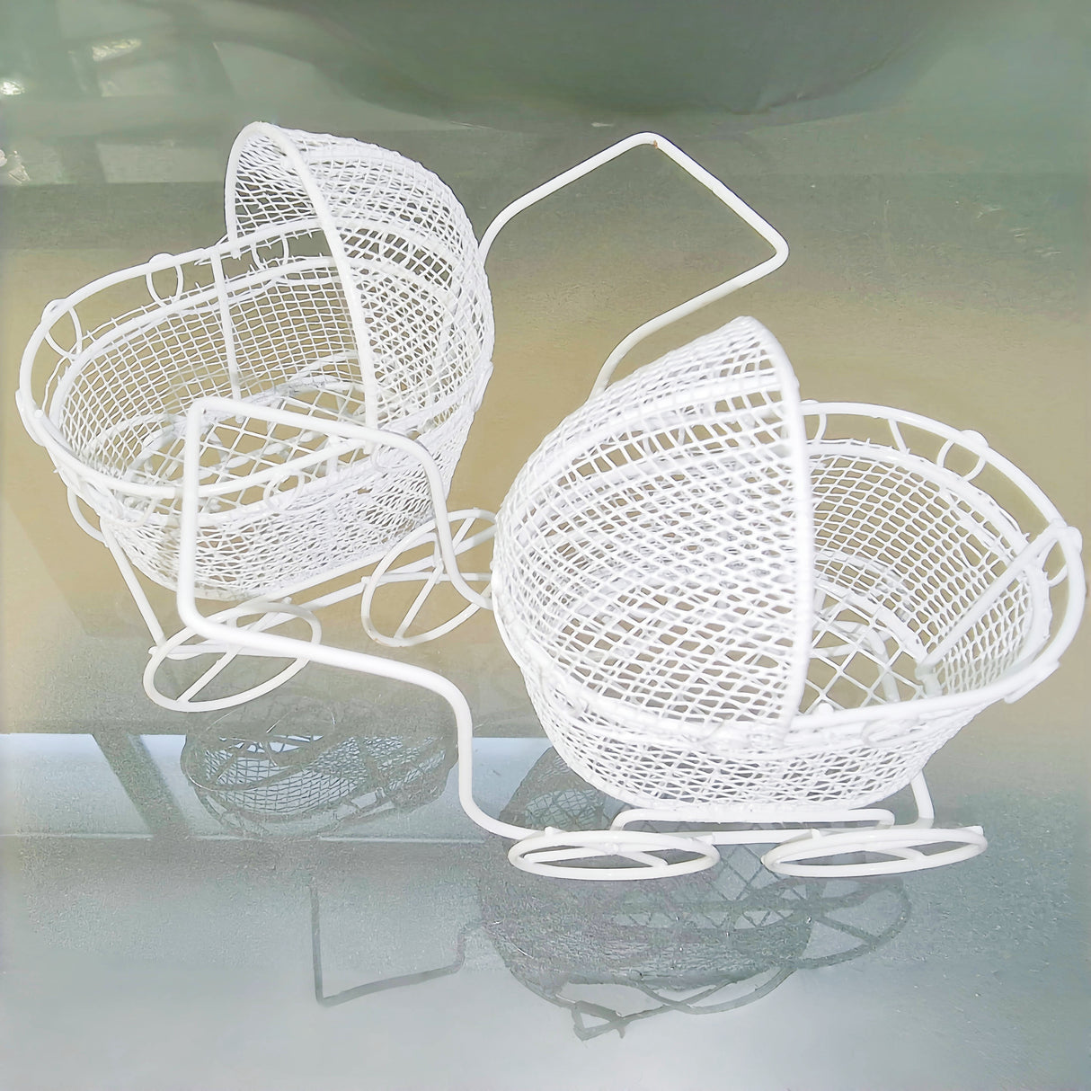 Passeggino in materiale ferro vernice bianco Bomboniera Cestino Porta confetti Battesimo Nascita