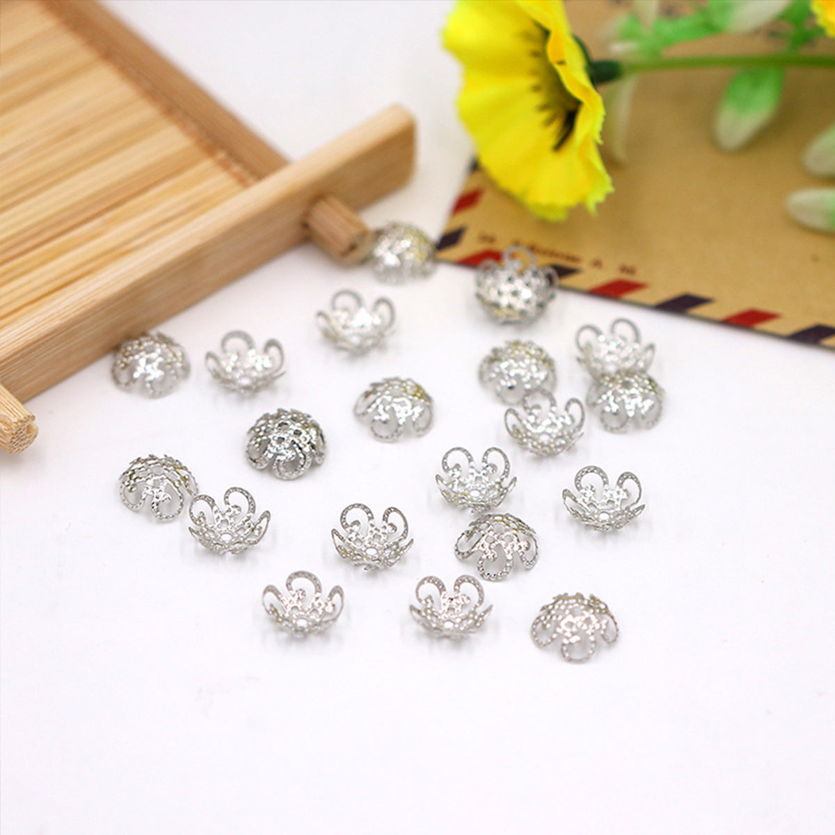 100 Pezzi tappi di Perline 5 Petali Fiori 8mm /10mm diametro Chiusura Gioielli Colore argento