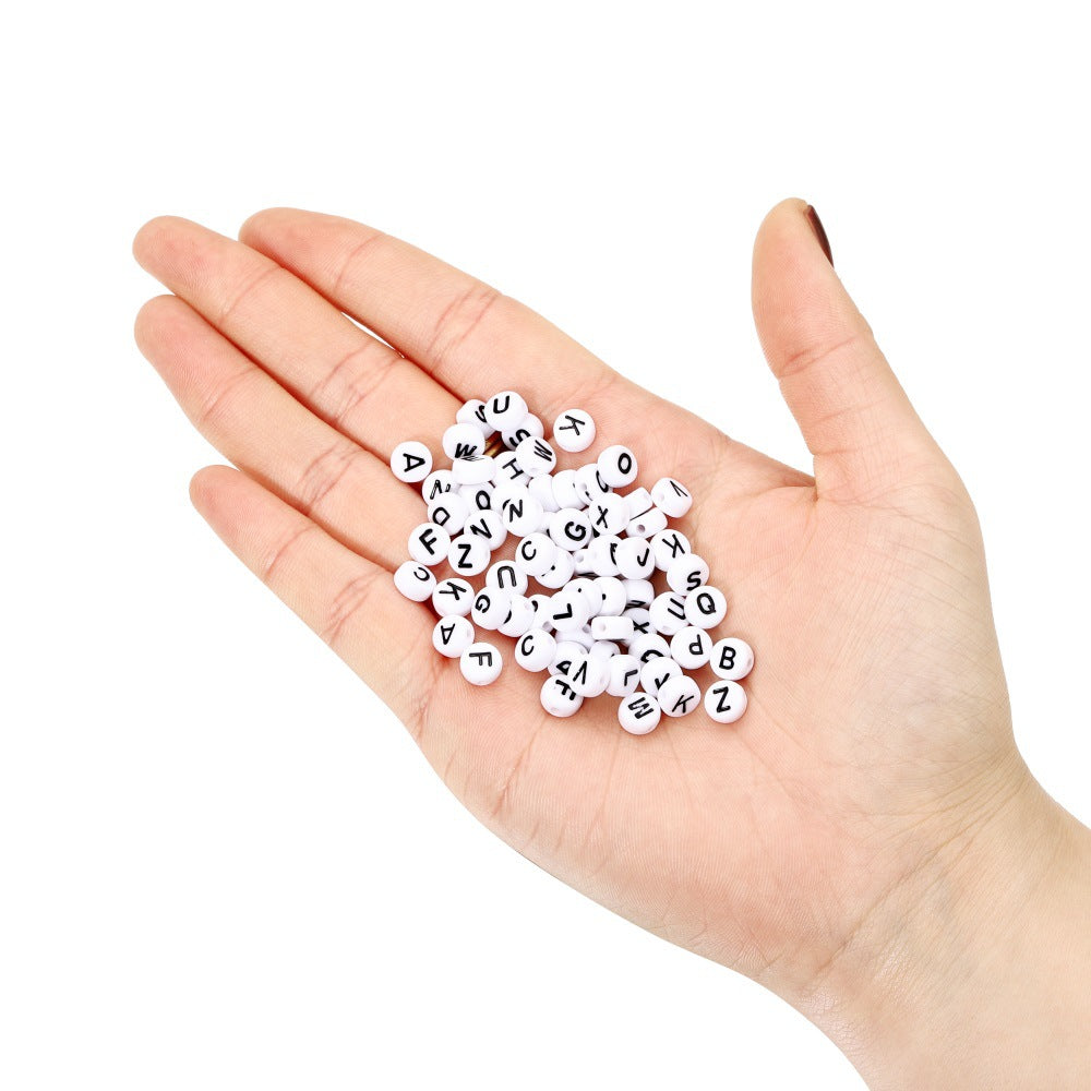 100 pezzi Perline rotonde 7mm bianche con lettere nere – alfabeto misto per gioielli fai da te