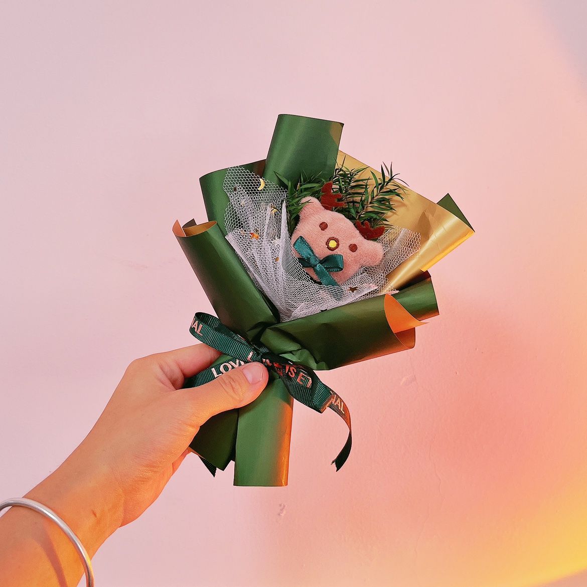 Set di 2 Mini Bouquet Natalizi Decorativi con Babbo Natale e Renna, Confezioni Regalo per Feste con Fiocchi Rosso e Verde, Decorazioni Natalizie per Casa e Ufficio