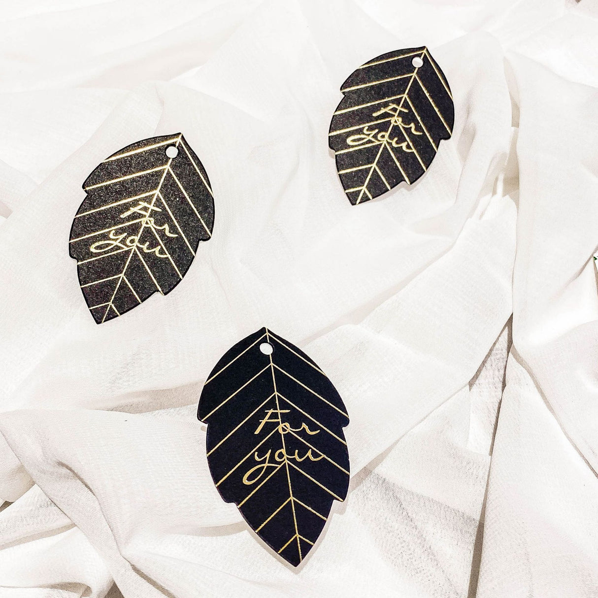 50pz Segnaposto Cartellini Etichette Modello Foglie NERO ORO con corda di canapa