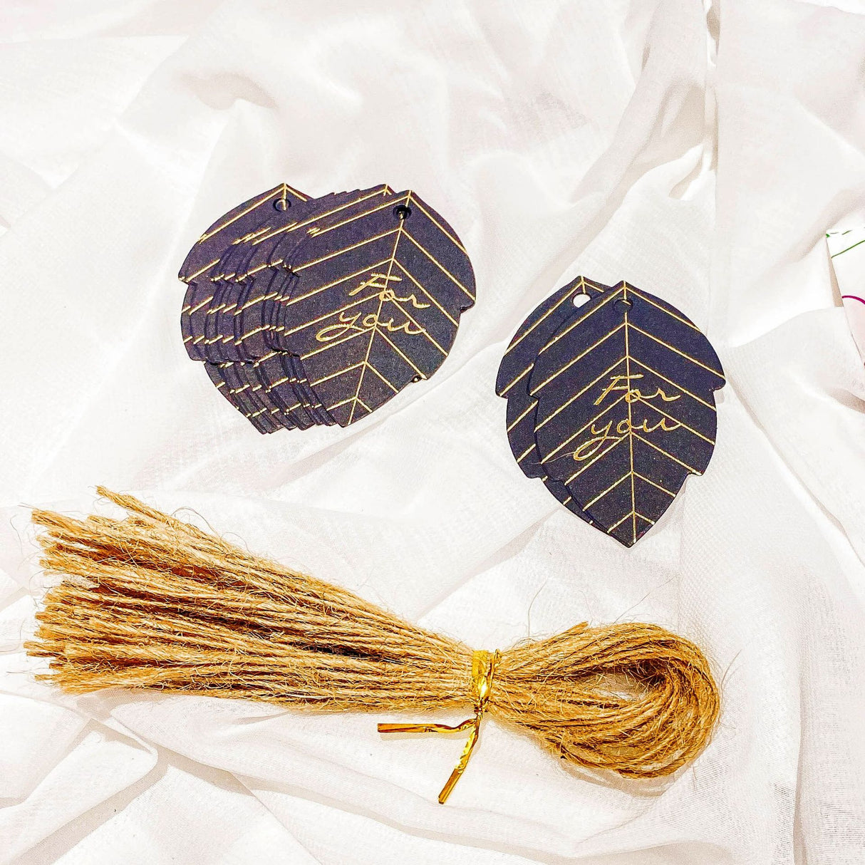 50pz Segnaposto Cartellini Etichette Modello Foglie NERO ORO con corda di canapa