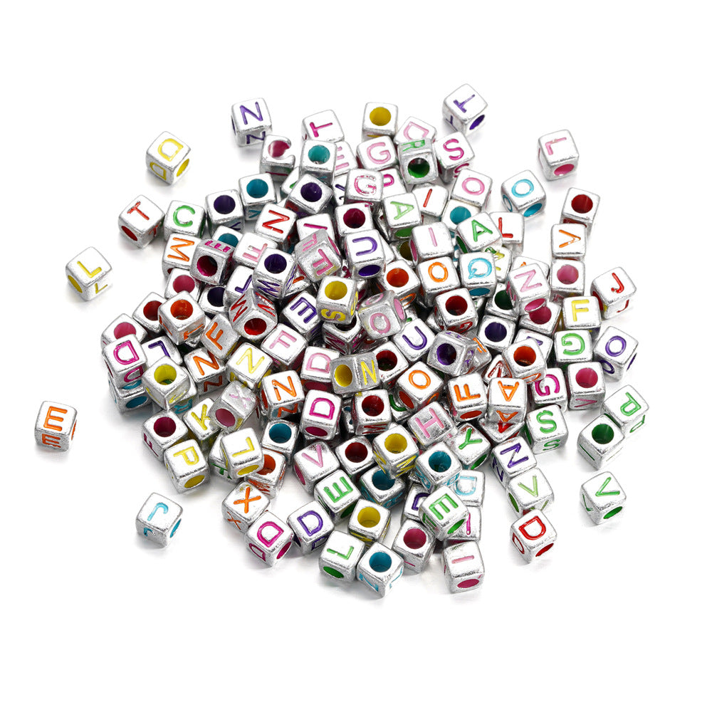 50 pezzi Perline cubiche 6mm con lettere colorate, argento lucido – per bracciali, collane, fai da te