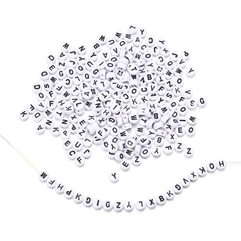 100 pezzi Perline rotonde 7mm bianche con lettere nere – alfabeto misto per gioielli fai da te