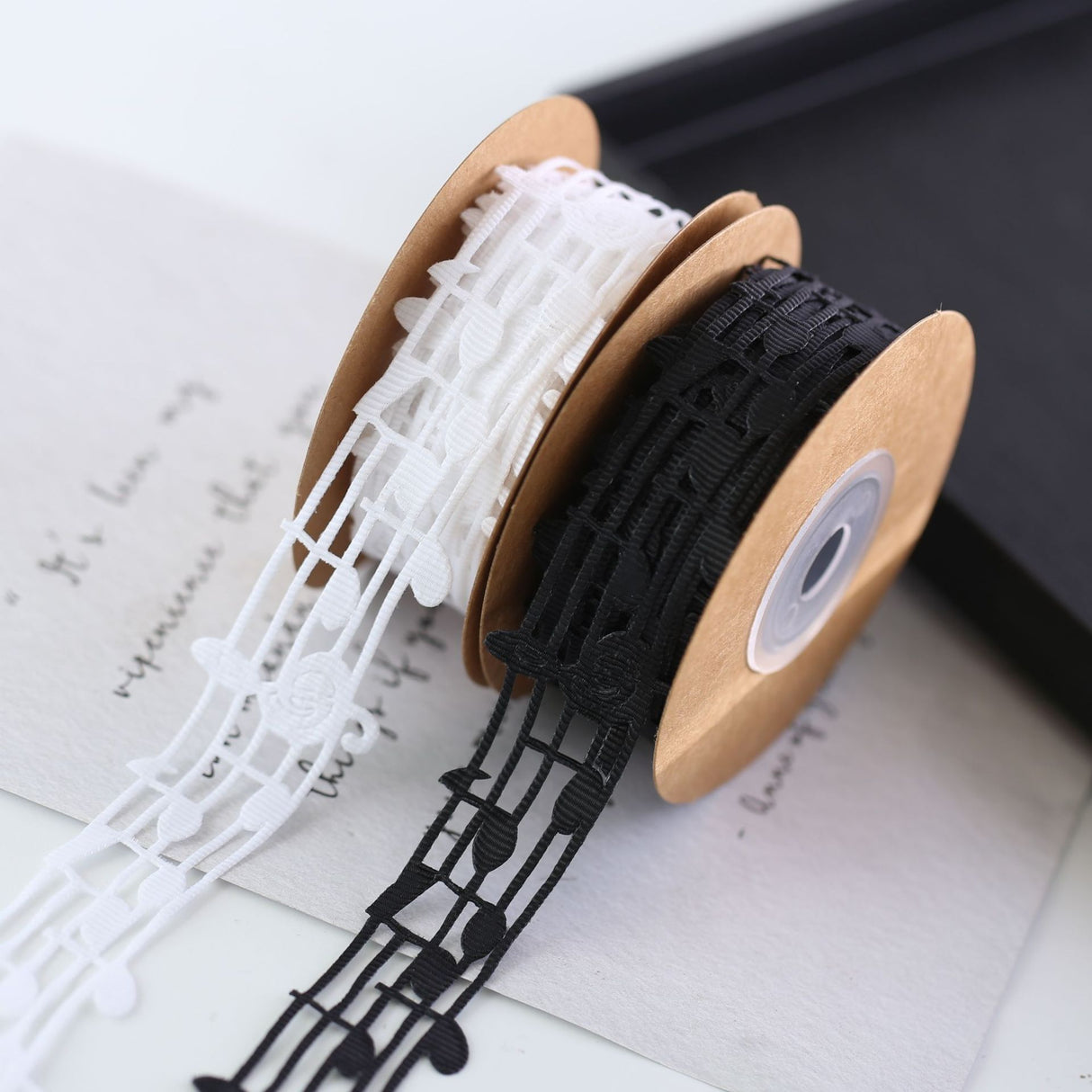 Nastro Decorativo con Note Musicali, Pizzo in Poliestere, Largo 30mm, 10 yard per Rotolo, Merletto Creativo per Artigianato, Festa, Regali, Scrapbooking, Bianco/Nero