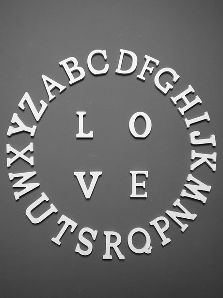 Lettere in Legno Bianco 11×1.2cm, Decorazioni Fai da Te per Matrimonio, Compleanno, Casa, Tavolo, Festa, Appeso Parete Alfabeto