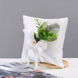 Elegante Cuscino Portafedi per Matrimonio, Bianco con Rose e Foglie Verdi, Decorato con Fiocco in Raso e Perle, 18x18 cm
