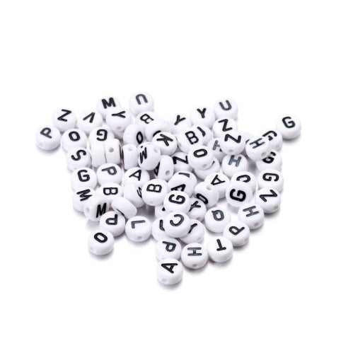 100 pezzi Perline rotonde 7mm bianche con lettere nere – alfabeto misto per gioielli fai da te