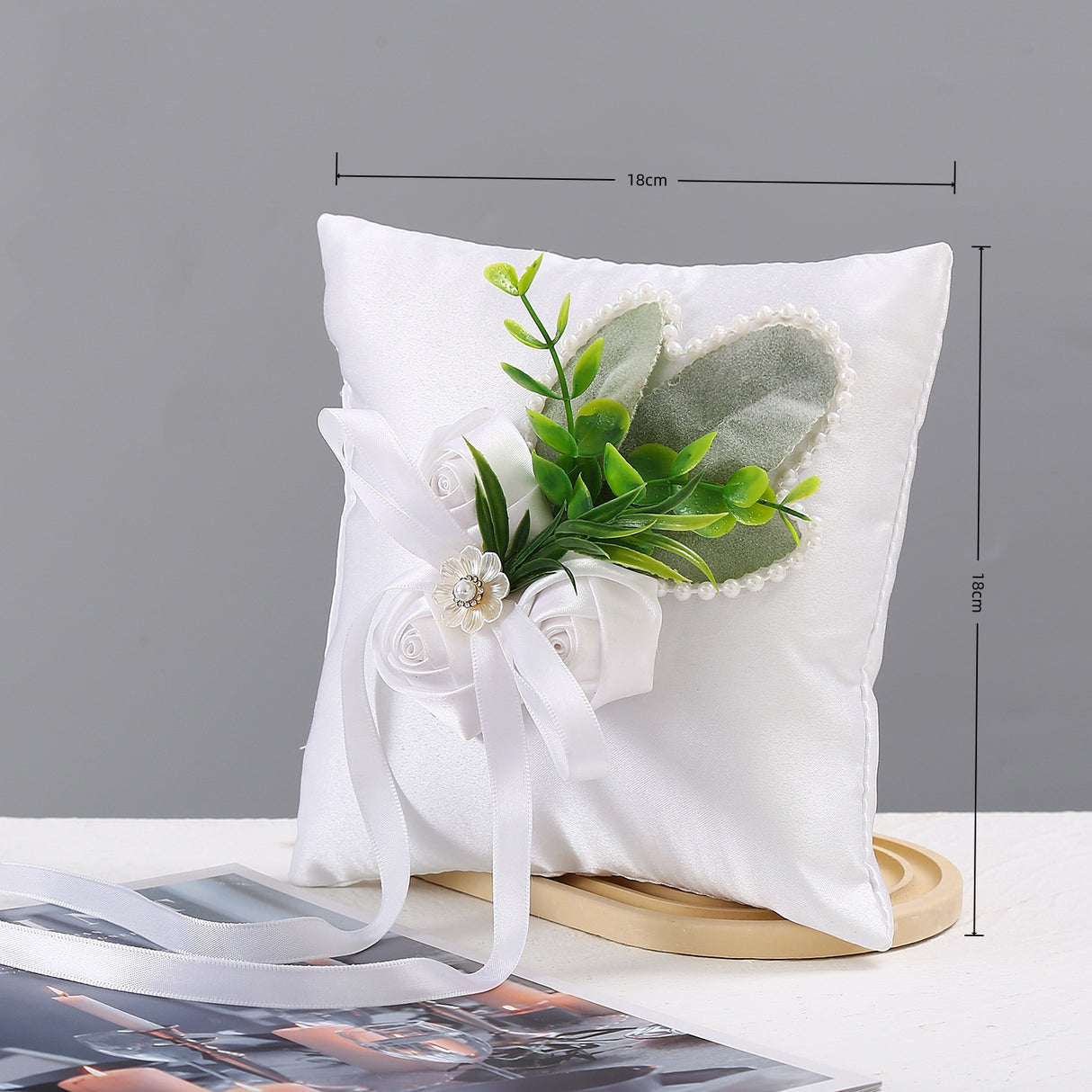 Elegante Cuscino Portafedi per Matrimonio, Bianco con Rose e Foglie Verdi, Decorato con Fiocco in Raso e Perle, 18x18 cm